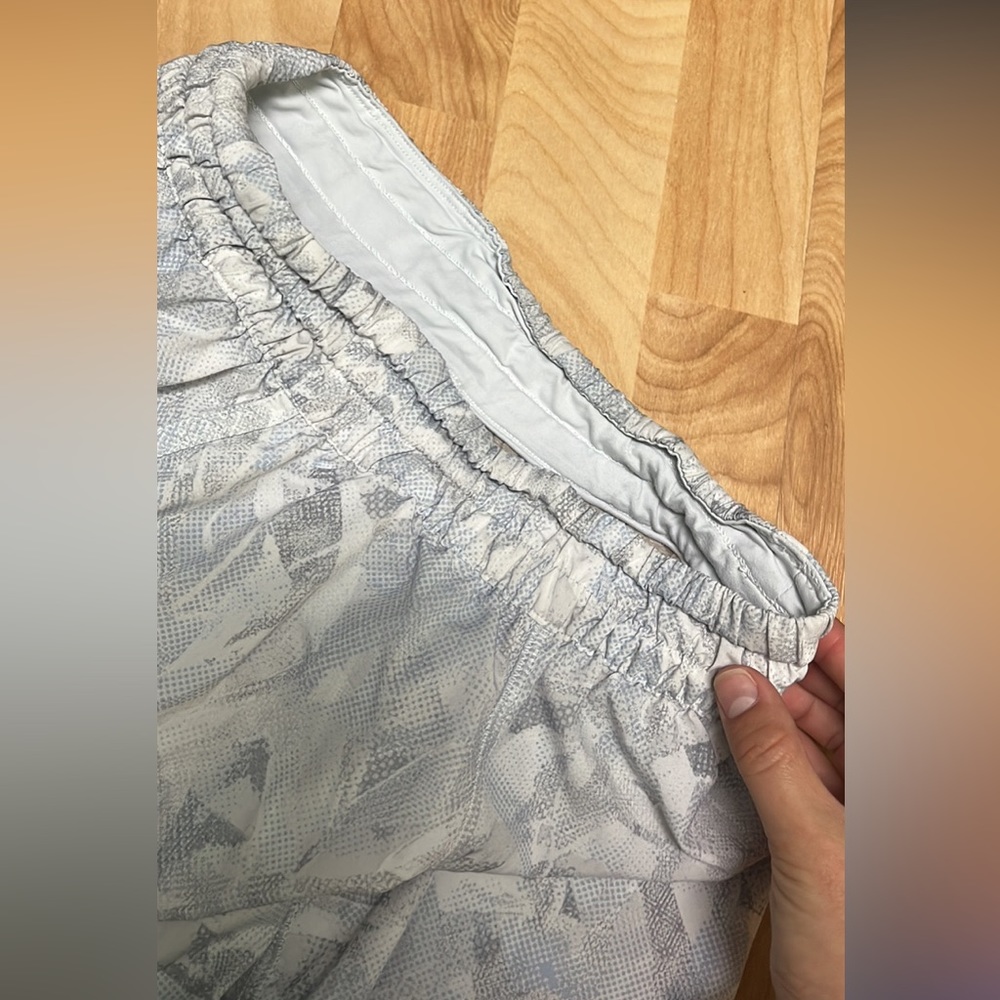 Lululemon Tracker Shorts Size 6 (Pattern Gray) - image 3